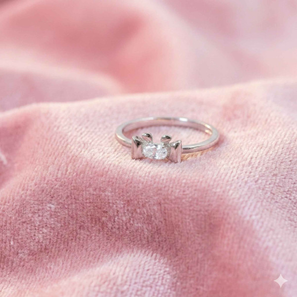 Round-cut center stone with modern prong setting