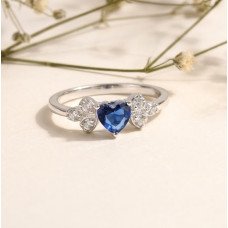 Delicate Leaf Pattern Ring