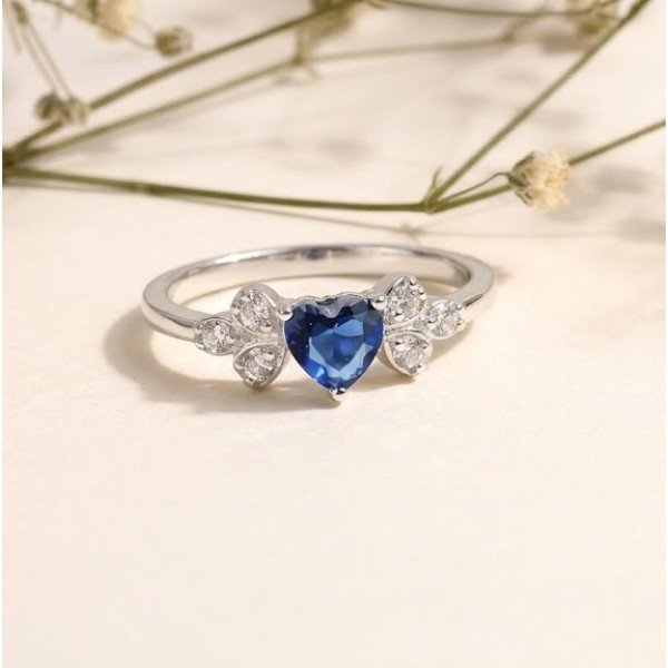Delicate Leaf Pattern Ring